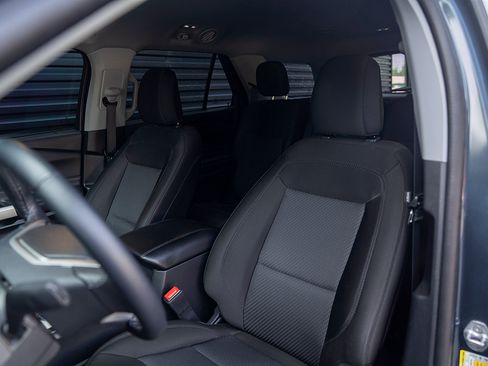 Used 2023 Ford Explorer XLT AWD/4WD image 5