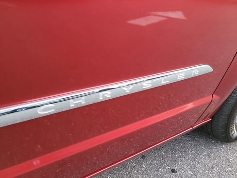 Used 2015 Chrysler Town & Country Touring image 6