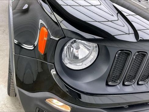 Used 2017 Jeep Renegade Altitude FWD image 25