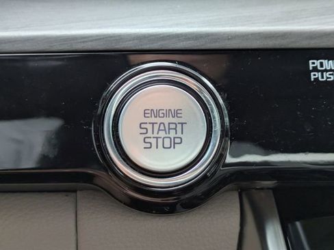 Used 2024 Kia Carnival EX FWD image 32