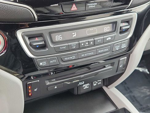 Certified 2022 Honda Pilot Touring image 15