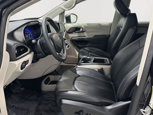 Used 2023 Chrysler Pacifica Touring-L FWD image 9