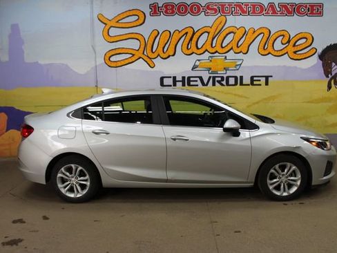 Used 2019 Chevrolet Cruze LT FWD image 1