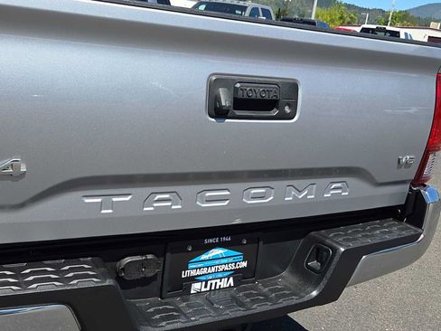 Used 2018 Toyota Tacoma SR5 AWD/4WD image 15