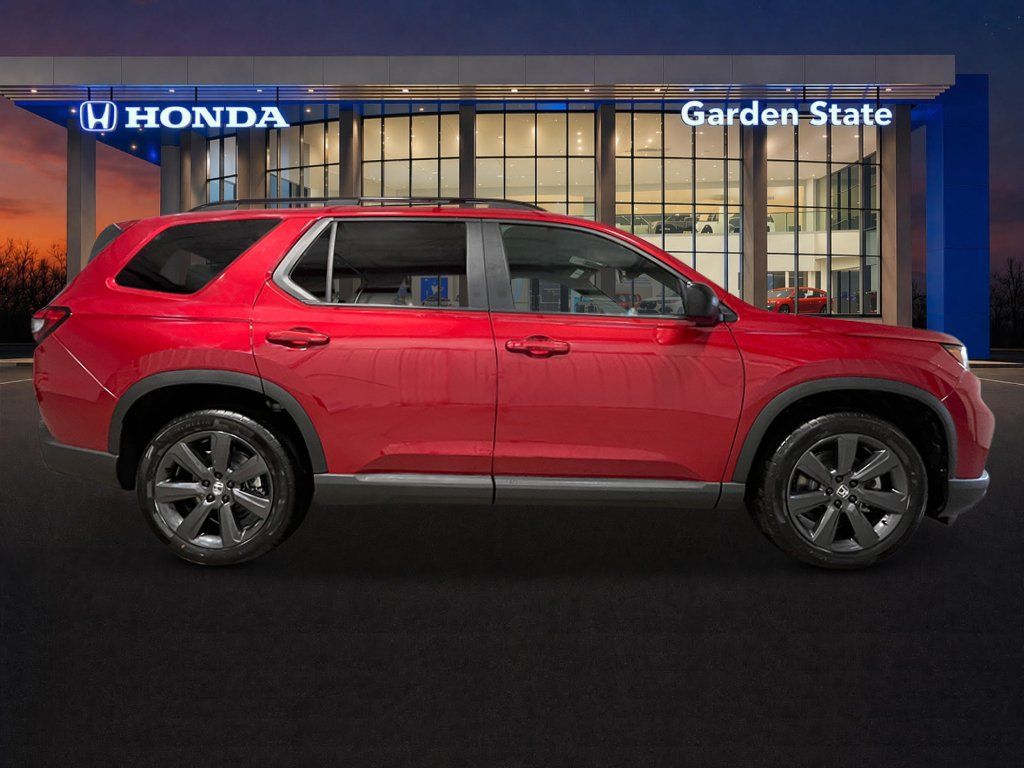 Used 2025 Honda Pilot Sport image 8