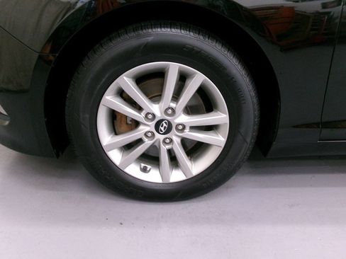 Used 2017 Hyundai Sonata SE FWD image 3