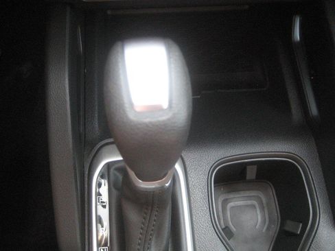 Used 2024 Nissan Frontier S RWD image 17
