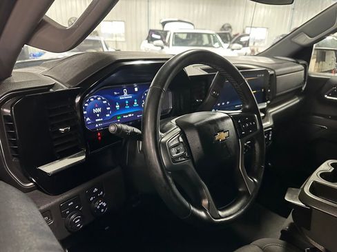 Used 2023 Chevrolet Silverado 1500 LT image 2