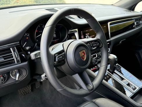 Certified 2026 Porsche Macan AWD/4WD image 10