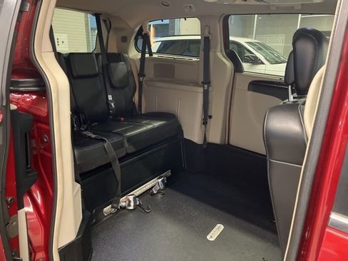 Used 2014 Chrysler Town & Country Limited w/ Luxury Group image 11