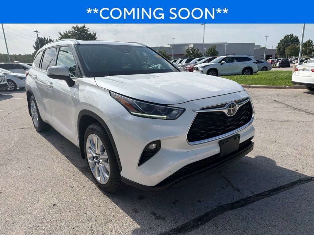 Used 2021 Toyota Highlander Limited AWD/4WD image 3