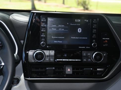 Used 2021 Toyota Highlander XLE AWD/4WD image 17