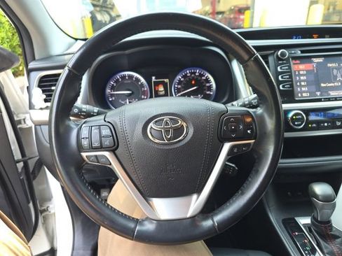 Used 2019 Toyota Highlander SE AWD/4WD image 5