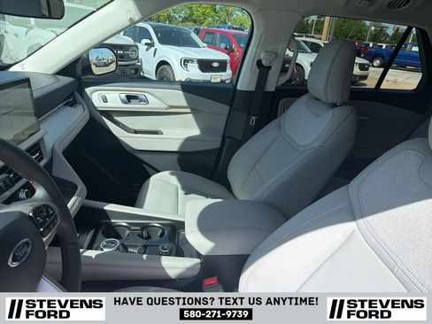 Used 2025 Ford Explorer Active w/ Active Comfort Package RWD image 18