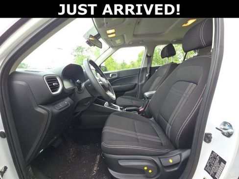 Used 2025 Hyundai Venue SEL FWD image 9