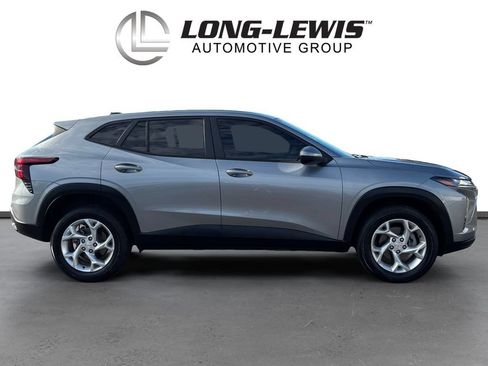 Used 2024 Chevrolet Trax LS w/ LS Convenience Package FWD image 8