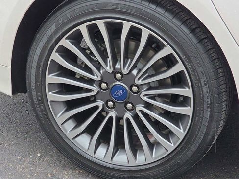 Used 2017 Ford Fusion SE w/ Fusion SE Technology Package image 12