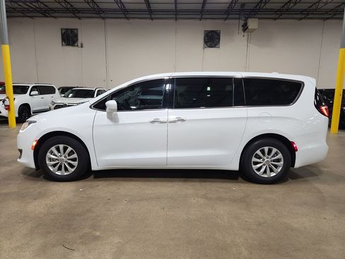 Used 2018 Chrysler Pacifica Touring Plus FWD image 7