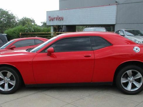Used 2016 Dodge Challenger SXT image 2
