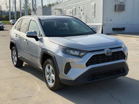Used 2020 Toyota RAV4 LE AWD/4WD image 4