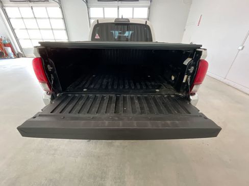 Certified 2019 Toyota Tacoma TRD Off-Road AWD/4WD image 23