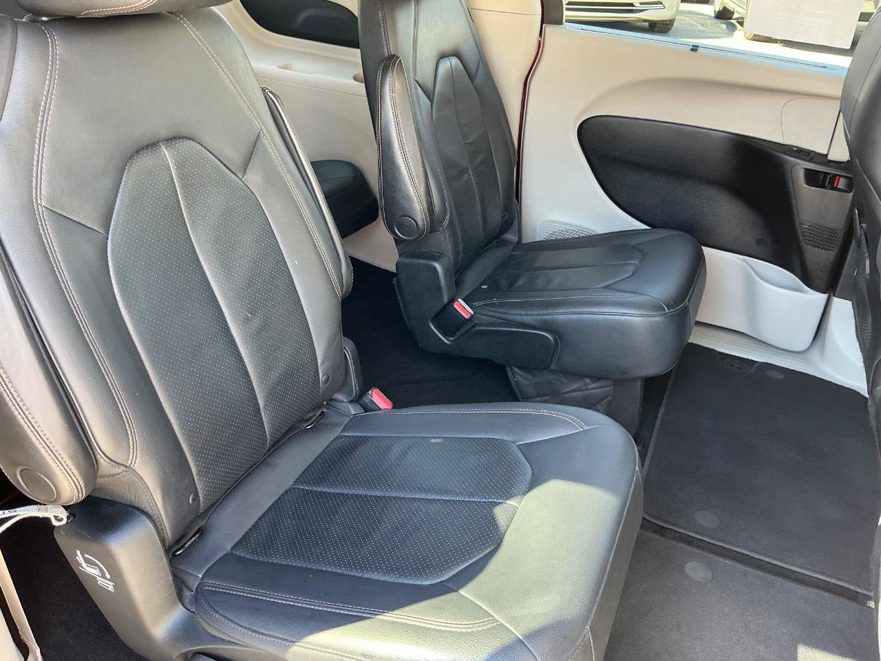 Used 2018 Chrysler Pacifica Touring-L w/ Tire & Wheel Group FWD image 13