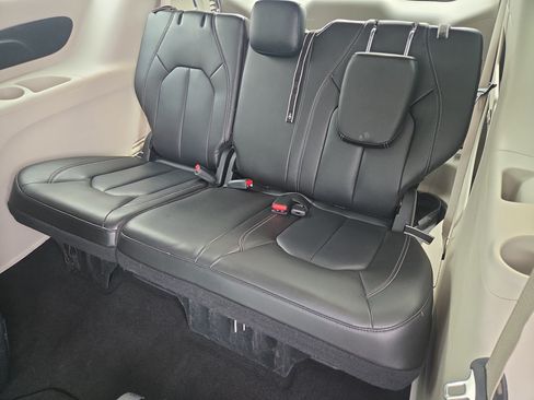 Certified 2023 Chrysler Pacifica Touring-L FWD image 21