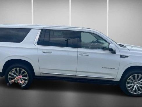 Used 2022 GMC Yukon XL Denali w/ Denali Premium Package AWD/4WD image 3