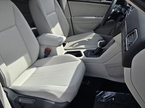 Certified 2022 Volkswagen Tiguan SE FWD image 20