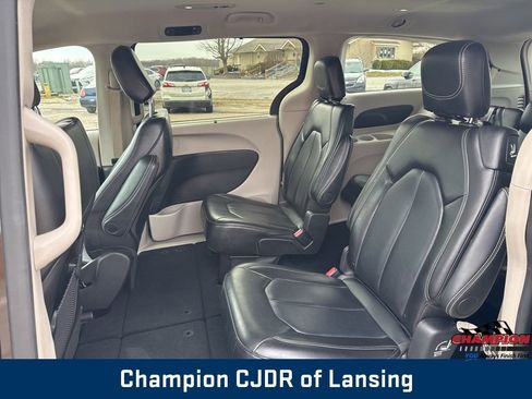Used 2024 Chrysler Pacifica Touring-L FWD image 35