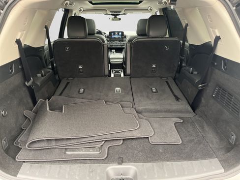 Used 2025 Nissan Pathfinder SL w/ SL Premium Package AWD/4WD image 9