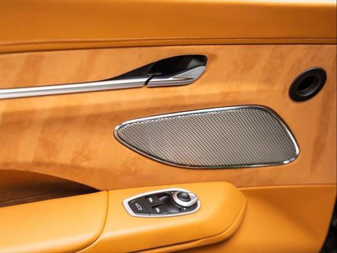 Used 2025 Aston Martin V8 Vantage Coupe image 24