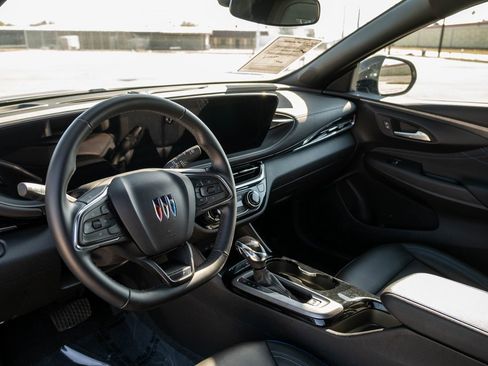 Used 2025 Buick Envista Sport Touring image 13