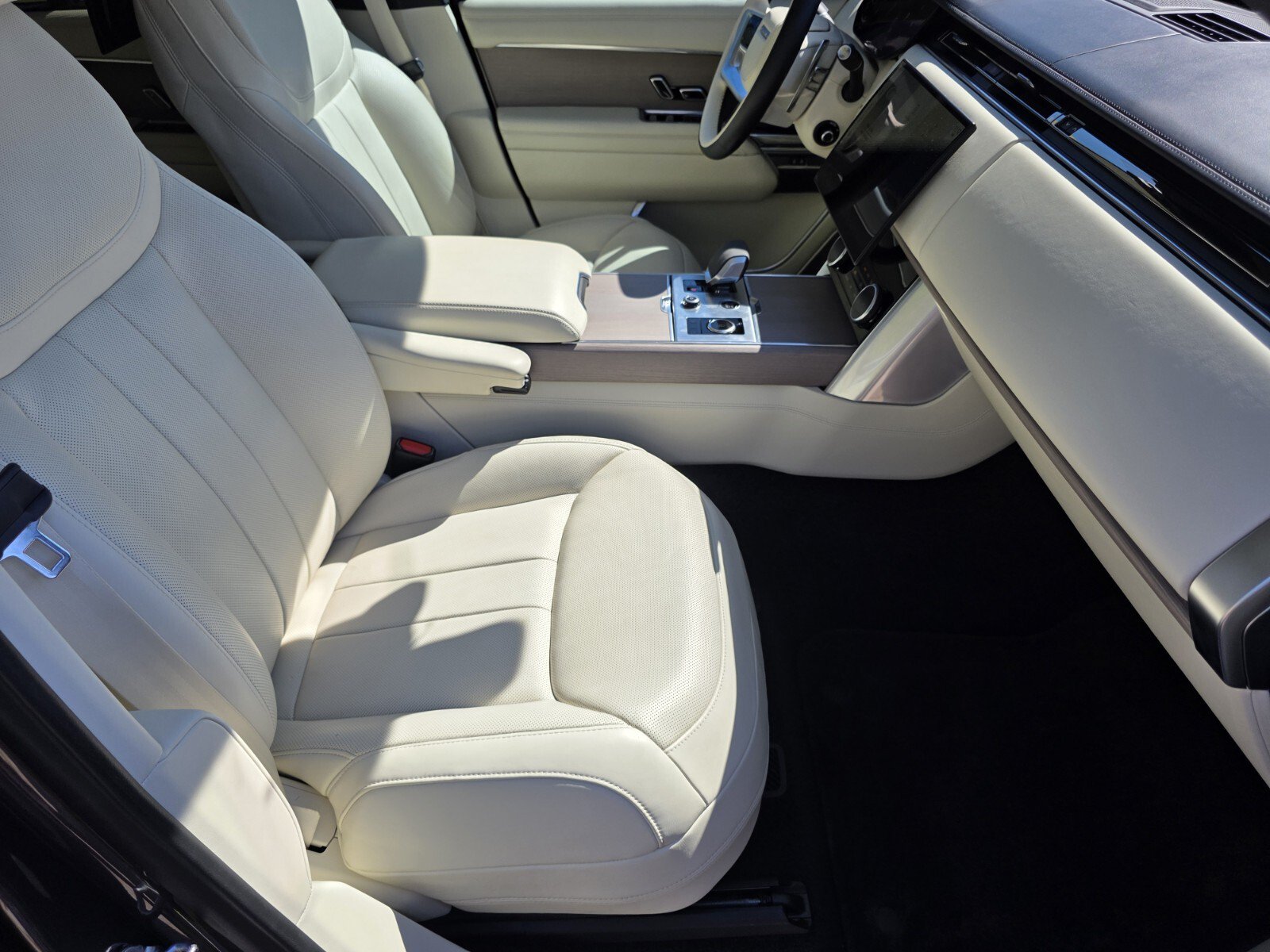Certified 2023 Land Rover Range Rover First Edition AWD/4WD image 3