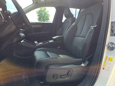 Used 2025 Volvo XC40 B5 Plus w/ Protection Package Premier AWD/4WD image 9