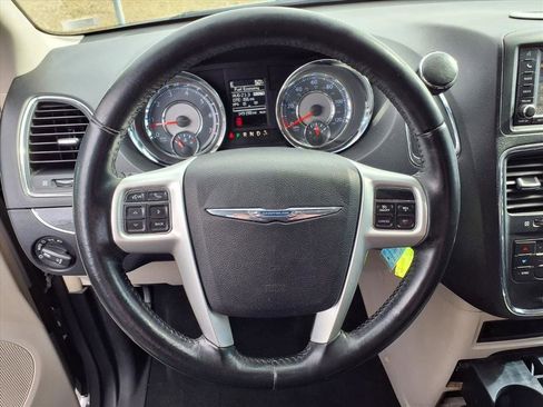 Used 2016 Chrysler Town & Country Touring image 13