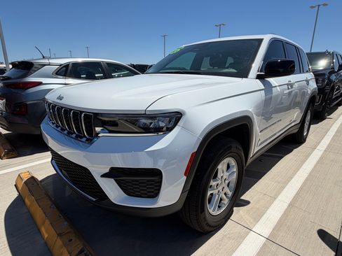 Used 2025 Jeep Grand Cherokee Laredo w/ Luxury Tech Group I AWD/4WD image 8
