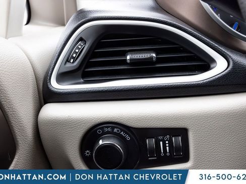 Used 2021 Chrysler Voyager Lxi FWD image 9