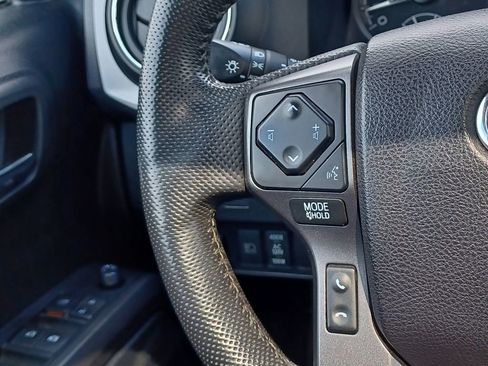 Used 2021 Toyota Tacoma TRD Off-Road w/ TRD Premium Off Road Package AWD/4WD image 17