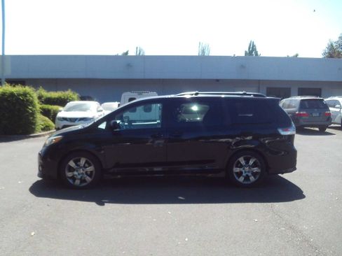 Used 2012 Toyota Sienna SE FWD image 2