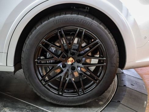 Certified 2025 Porsche Cayenne Coupe image 9