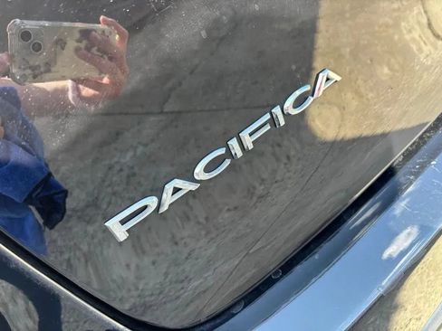 Used 2024 Chrysler Pacifica Touring-L FWD image 9