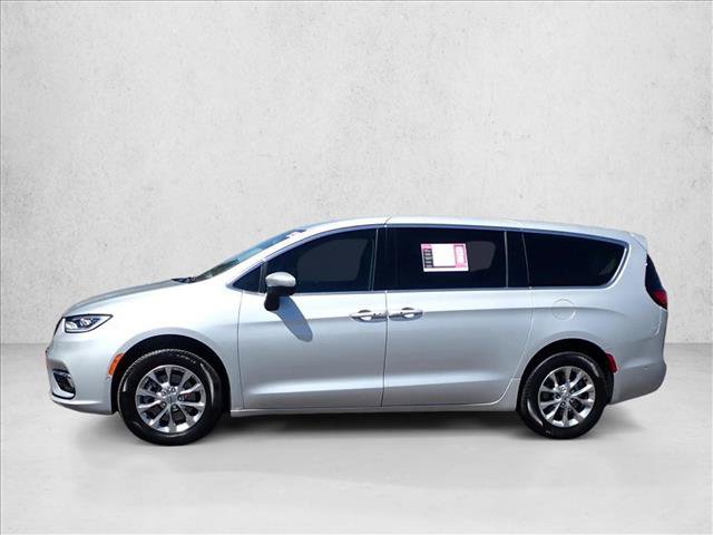 Used 2023 Chrysler Pacifica Touring-L AWD/4WD image 2