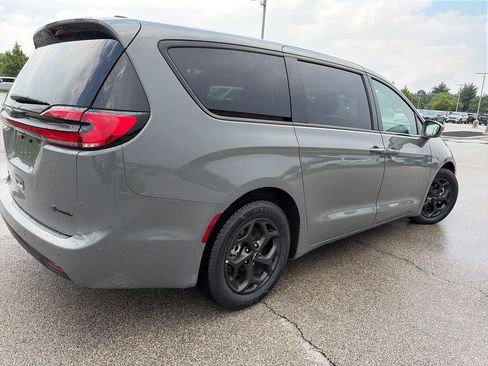 Used 2022 Chrysler Pacifica Limited w/ Uconnect Theater Family Group FWD image 8