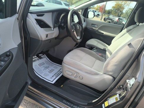 Used 2020 Toyota Sienna LE image 11