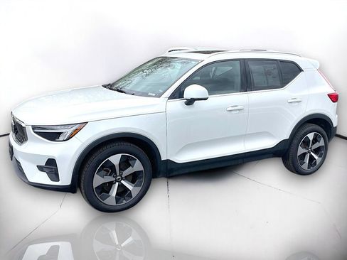 Used 2023 Volvo XC40 B5 Plus AWD/4WD image 2