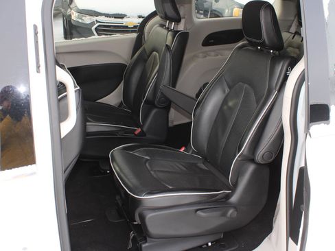 Used 2023 Chrysler Pacifica Limited image 19