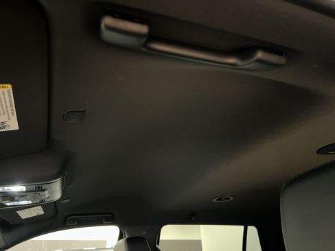 Used 2022 Chevrolet Tahoe Z71 w/ Luxury Package AWD/4WD image 19