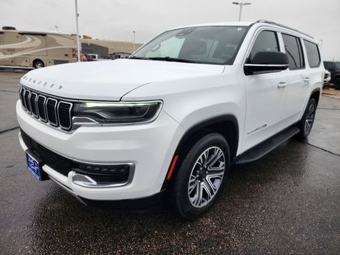 Used 2023 Jeep Wagoneer L Series II image 3