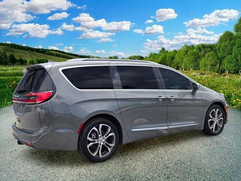 Certified 2022 Chrysler Pacifica Pinnacle FWD image 6